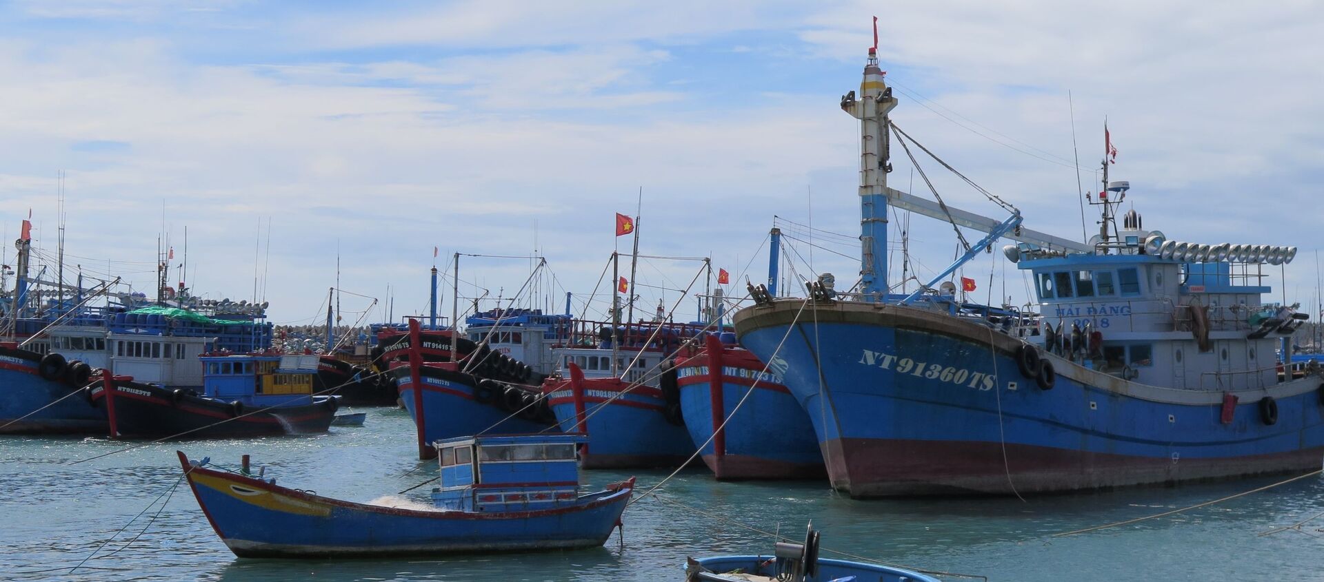Các tàu cá tại Cảng cá Mỹ Tân, xã Thanh Hải, huyện Ninh Hải đều đã được lắp thiết bị giám sát hành trình. - Sputnik Việt Nam, 1920, 17.02.2021