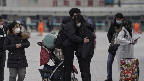 Những người đang đứng tại ga xe lửa ở Bắc Kinh. - Sputnik Việt Nam