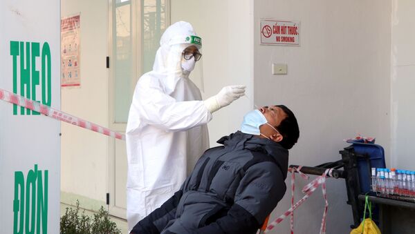 Lực lượng y tế lấy mẫu xét nghiệm SARS-CoV-2 cho các lái xe. - Sputnik Việt Nam