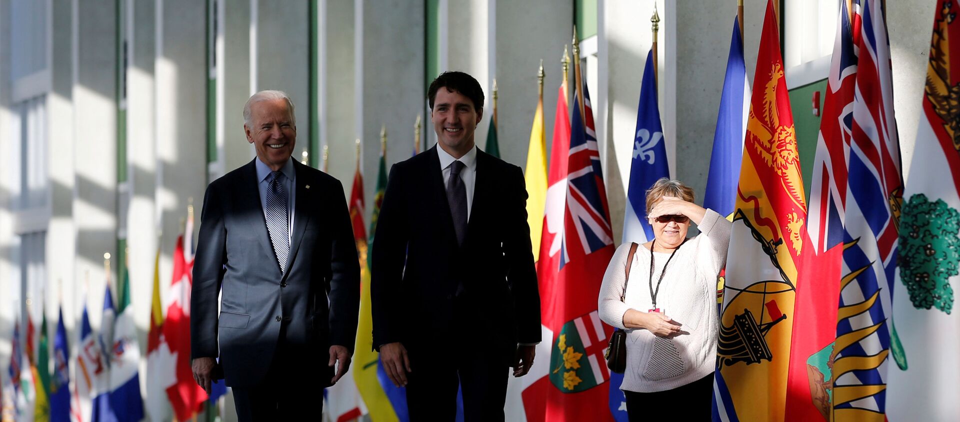 Một người phụ nữ chứng kiến Tổng thống Hoa Kỳ hiện tại Joe Biden (L) và Thủ tướng Canada Justin Trudeau đến dự cuộc họp của các Bộ trưởng đầu tiên ở Ottawa, Ontario, Canada, ngày 9 tháng 12 năm 2016 - Sputnik Việt Nam, 1920, 24.02.2021