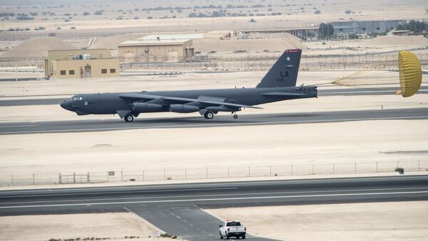 Máy bay ném bom chiến lược Boeing B-52 Stratofortress của Không quân Mỹ đến căn cứ không quân Al Udeid, Qatar. - Sputnik Việt Nam