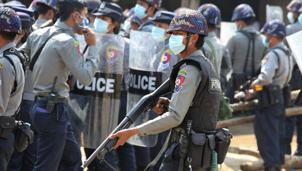 Các cảnh sát trong cuộc biểu tình phản đối đảo chính quân sự ở thủ đô Naypyidaw, Myanmar. - Sputnik Việt Nam