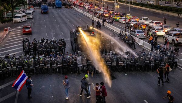 Cảnh sát giải tán cuộc biểu tình phản đối ở Bangkok, Thái Lan - Sputnik Việt Nam