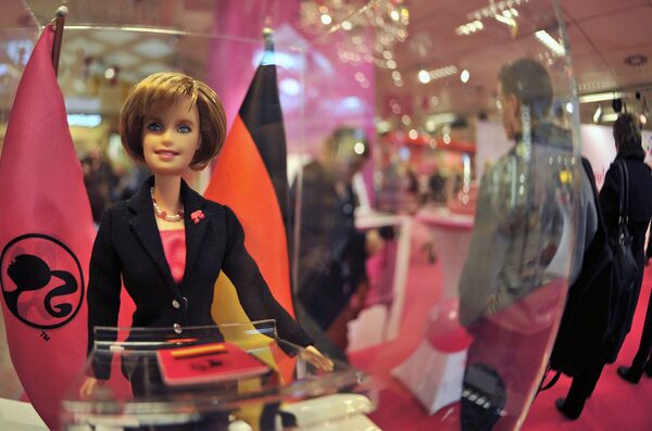 Búp bê Barbie, giống hệt Thủ tướng Đức Angela Merkel - Sputnik Việt Nam