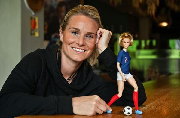 Cầu thủ bóng đá Pháp Amandin Henri tạo dáng với búp bê Barbie của mình - Sputnik Việt Nam