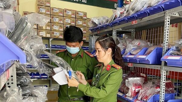 Lực lượng công an kiểm tra kho chứa hàng của Công ty TNHH thương mại và sản xuất Gia Thịnh.  - Sputnik Việt Nam