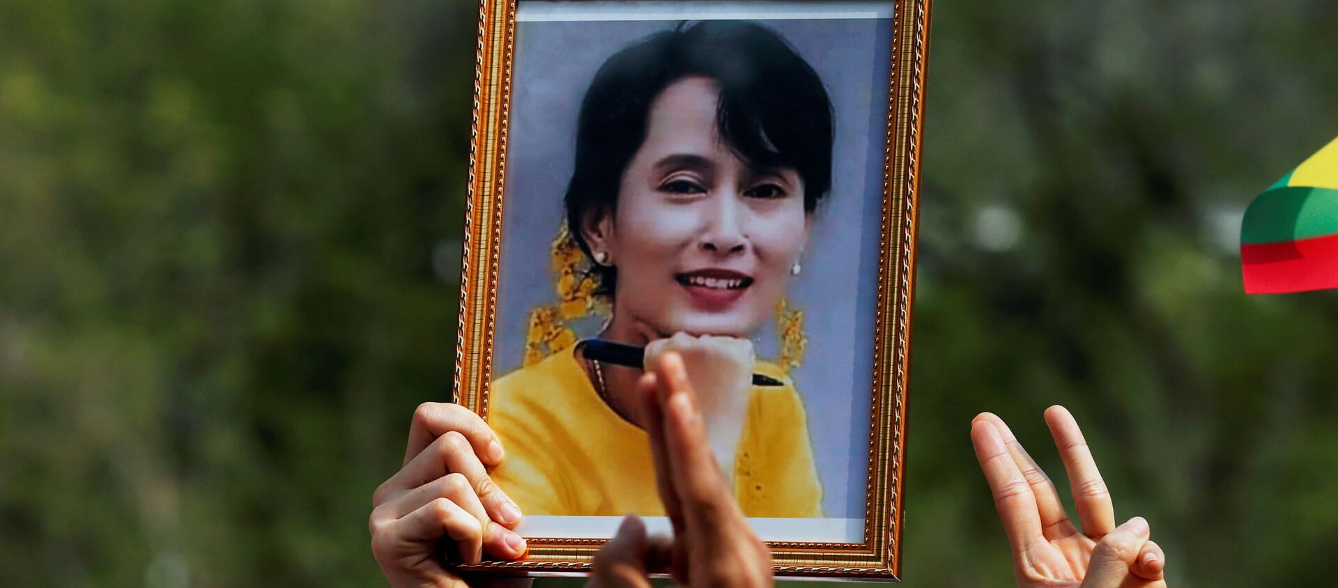 Người biểu tình với bức chân dung của Cố vấn Nhà nước Myanmar Aung San Suu Kyi ở Bangkok, Thái Lan. - Sputnik Việt Nam, 1920, 11.03.2021