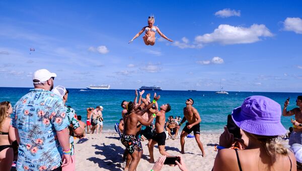 Các sinh viên mừng bắt đầu kỳ nghỉ trên bãi biển Fort Lauderdale, Florida - Sputnik Việt Nam