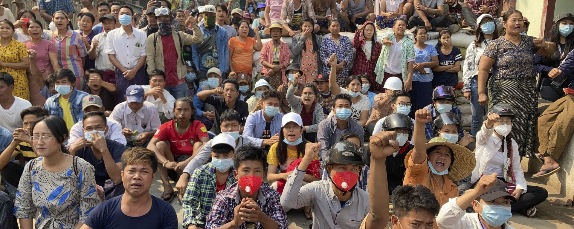 Người biểu tình phản đối đảo chính quân sự ở Mandalay, Myanmar. - Sputnik Việt Nam, 1920, 01.02.2023
