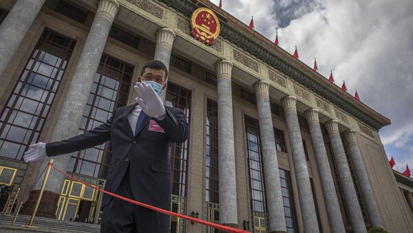 Nhân viên an ninh ở lối vào Nhà Quốc hội trước khi bắt đầu kỳ họp thường niên của Đại hội Đại biểu Nhân dân Toàn quốc. - Sputnik Việt Nam