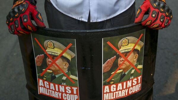 Một người biểu tình chống đảo chính trưng bày những hình ảnh bị bôi nhọ của Tổng tư lệnh, Thượng tướng Min Aung Hlaing ở Mandalay, Myanmar, Thứ Tư, ngày 3 tháng 3 năm 2021. - Sputnik Việt Nam