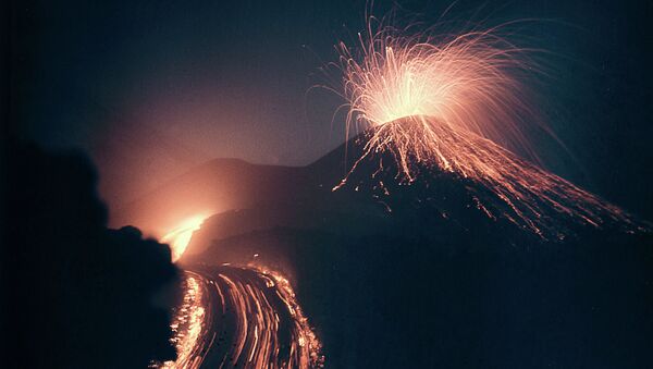 Núi lửa Klyuchevskoy ở Kamchatka phun trào - Sputnik Việt Nam