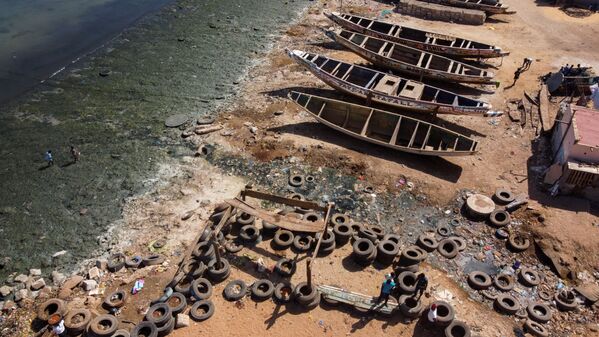 Nước thải chảy qua các kênh lộ thiên chảy ra biển tại Vịnh Hann ở rìa phía đông của bán đảo Dakar, Senegal - Sputnik Việt Nam