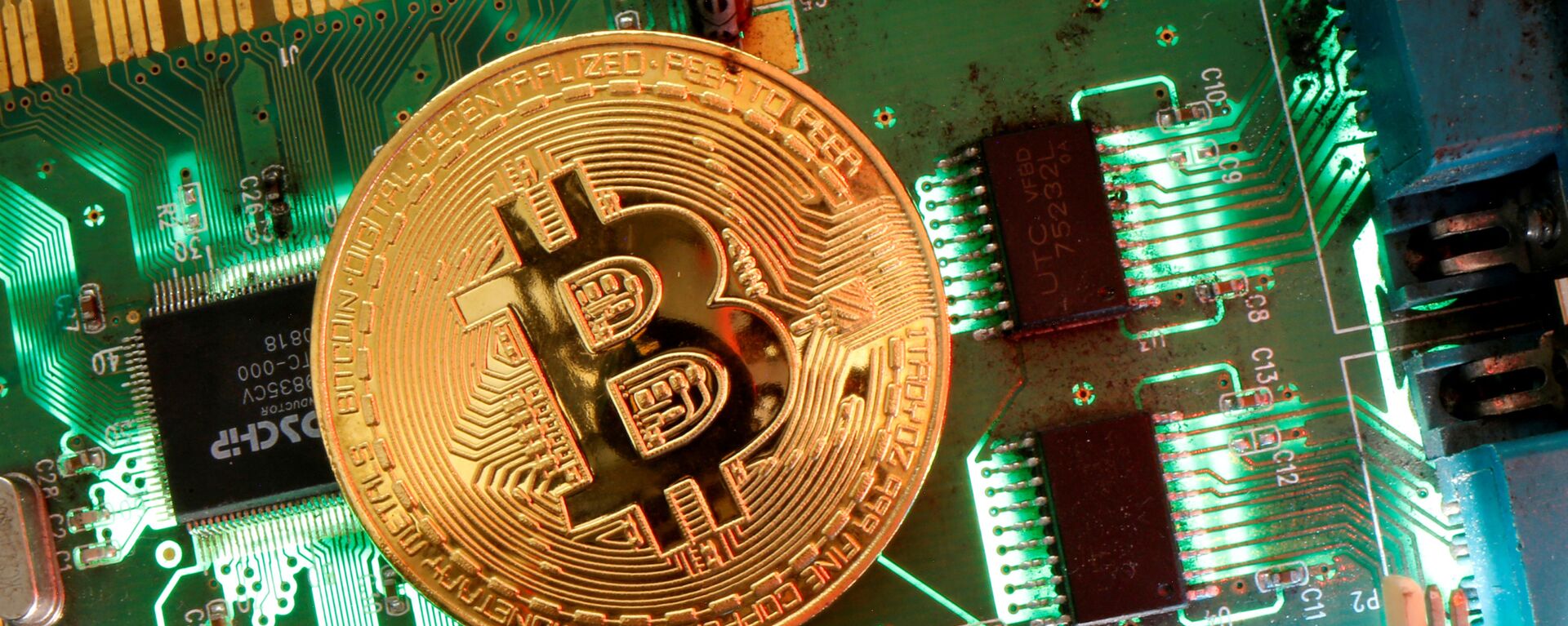 Đại diện của tiền ảo Bitcoin được nhìn thấy trên bo mạch chủ trong hình minh họa này được chụp vào ngày 24 tháng 4 năm 2020 - Sputnik Việt Nam, 1920, 22.09.2021