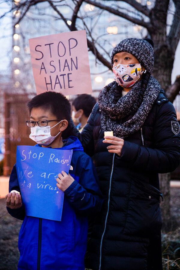 Những người biểu tình với biểu ngữ trong cuộc biểu tình Stop Asian Hate ở Hoa Kỳ - Sputnik Việt Nam