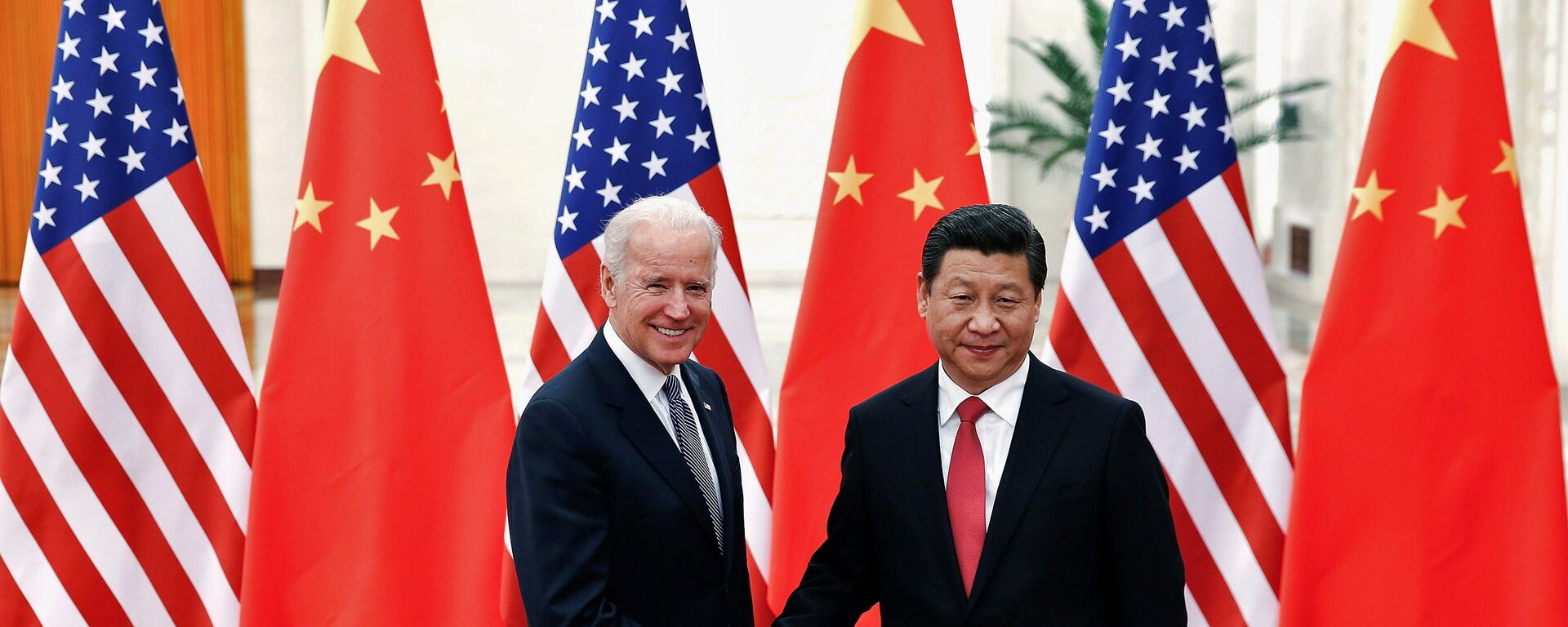 Chủ tịch Cộng hòa Nhân dân Trung Hoa Tập Cận Bình và Phó Tổng thống Joe Biden tại Bắc Kinh, 2013 - Sputnik Việt Nam, 1920, 16.11.2021