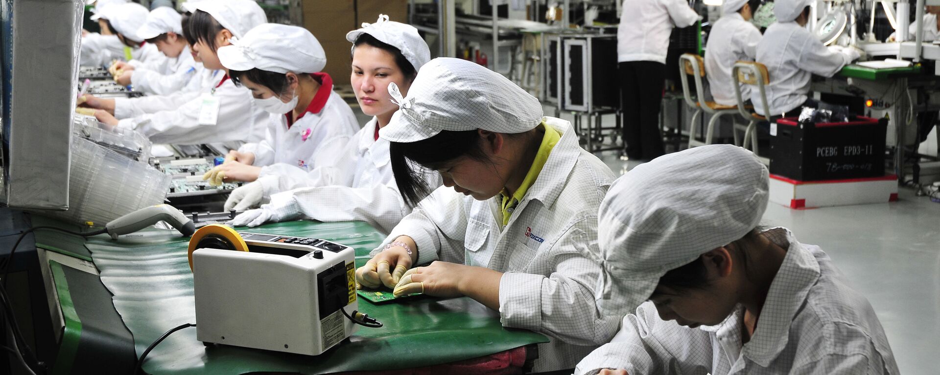 Công nhân làm việc trong phân xưởng của nhà máy Foxconn Technology Group ở Thâm Quyến, Trung Quốc - Sputnik Việt Nam, 1920, 26.07.2022