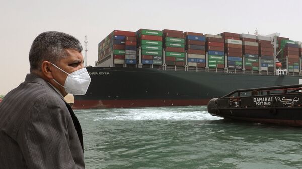 Trưởng cơ quan quản lý kênh đào Suez, trung tướng Osama Rabia chỉ đạo công việc giải tỏa kênh đào Suez. - Sputnik Việt Nam