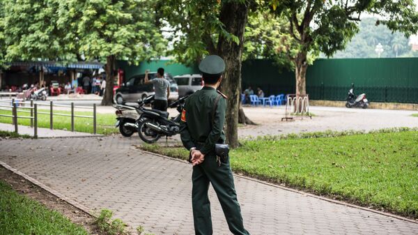 Nhân viên cảnh sát trên đường phố Hà Nội. - Sputnik Việt Nam