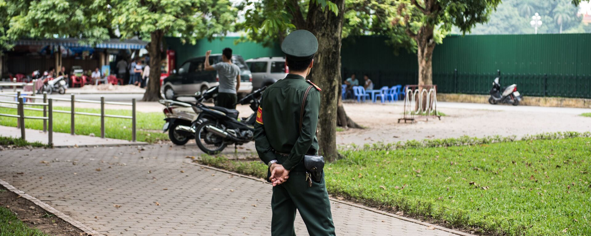 Nhân viên cảnh sát trên đường phố Hà Nội. - Sputnik Việt Nam, 1920, 14.05.2024