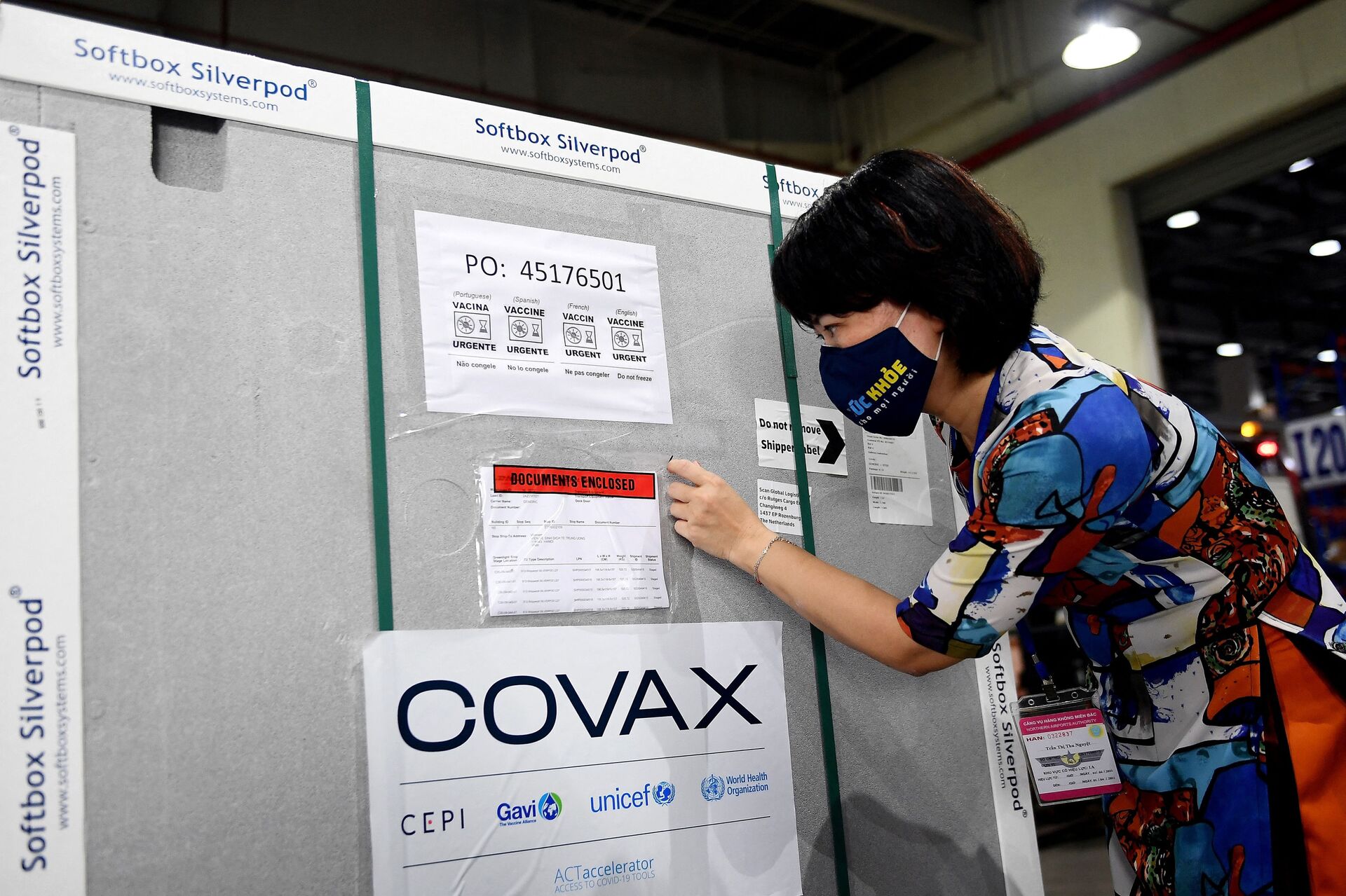 Việt Nam tiếp nhận lô vaccine phòng COVID-19 đầu tiên từ COVAX Facility. - Sputnik Việt Nam, 1920, 05.10.2021