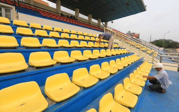Đơn vị thi công lắp đặt, kiểm tra hệ thống ghế ngồi tại khán đài sân đá bóng Trung tâm VHTT và TT huyện Thanh Trì.  - Sputnik Việt Nam