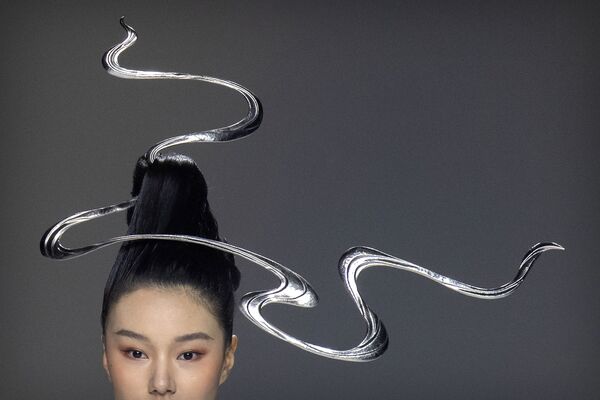 Một người mẫu trình diễn tác phẩm của thương hiệu thời trang Chuyan tại Tuần lễ thời trang Trung Quốc ở Bắc Kinh - Sputnik Việt Nam
