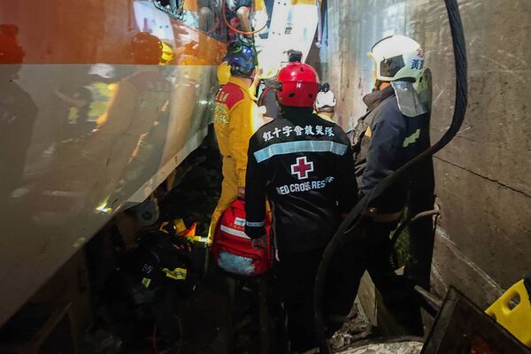  Sơ tán hành khách khỏi đoàn tàu bị trật bánh ở Đài Loan - Sputnik Việt Nam