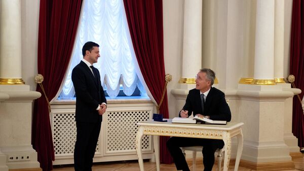 Tổng thống Ukraina Vladimir Zelensky và Tổng thư ký NATO Jens Stoltenberg. - Sputnik Việt Nam