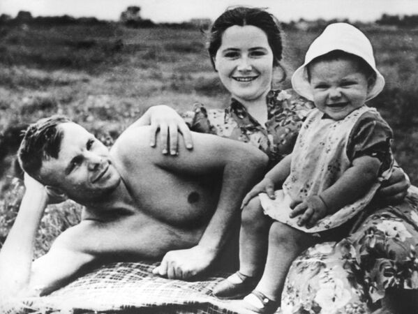 Nhà du hành vũ trụ Yuri Gagarin trên bãi biển cùng với gia đình - Sputnik Việt Nam