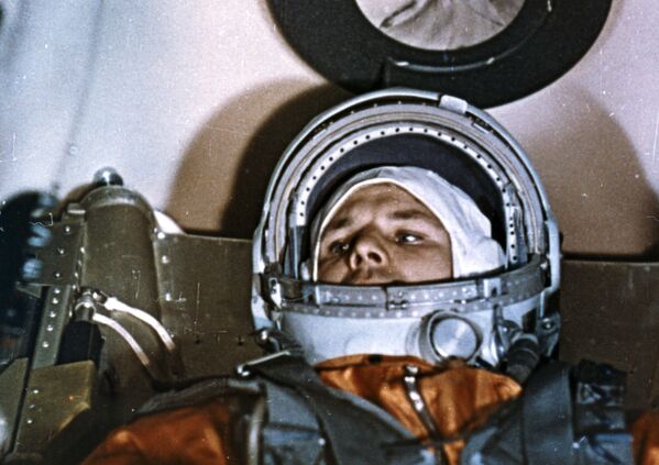 Nhà du hành vũ trụ Yuri Gagarin trong khoang Vostok - 1 trước khi xuất phát - Sputnik Việt Nam
