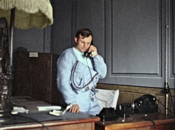 Nhà du hành vũ trụ Yuri Gagarin báo cáo bằng điện thoại với Bí thư thứ nhất Ủy ban Trung ương Đảng Cộng sản Liên Xô Nikita Sergeevich Khrushchev về việc hoàn thành chuyến bay vào không gian, 1961 - Sputnik Việt Nam
