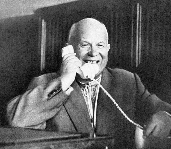 Bí thư thứ nhất Ủy ban Trung ương Đảng Cộng sản Liên Xô Nikita Sergeevich Khrushchev nói chuyện qua điện thoại với Nhà du hành vũ trụ đầu tiên Yuri Gagarin - Sputnik Việt Nam
