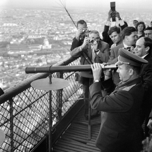 Nhà du hành vũ trụ Yuri Gagarin thăm Tháp Eiffel ở Paris - Sputnik Việt Nam