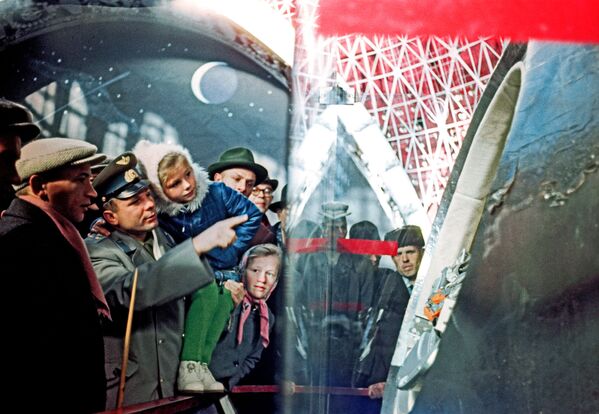 Nhà du hành vũ trụ Liên Xô Yuri Gagarin và con gái Lena xem các hiện vật trong gian Chế tạo máy (Cosmos), tại Liên Xô - Sputnik Việt Nam