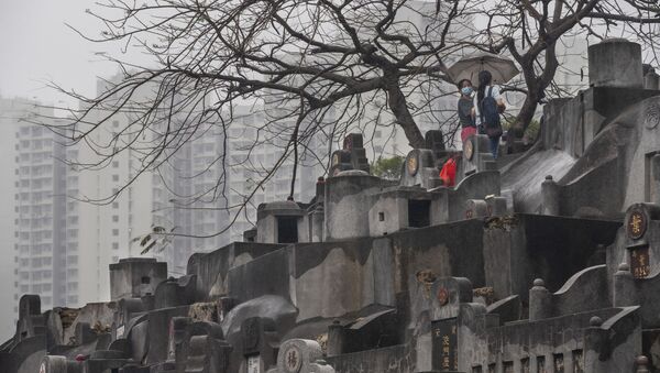 Người phụ nữ cầu nguyện tại nghĩa trang trong Lễ Thanh minh ở Trung Quốc - Sputnik Việt Nam