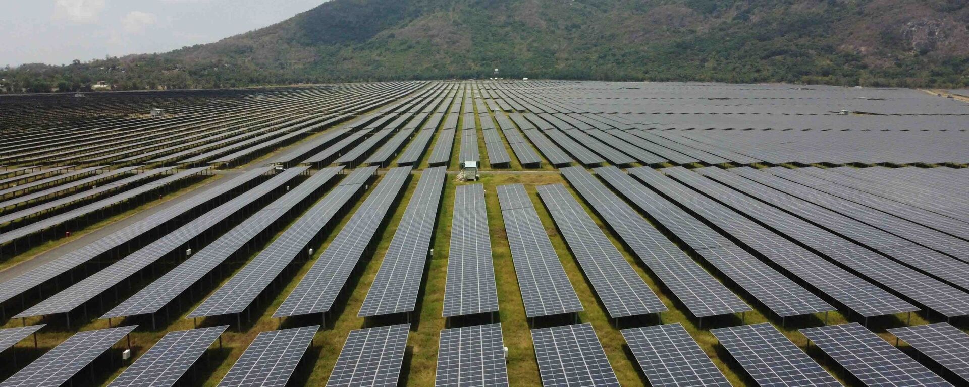 Cánh đồng pin” năng lượng mặt trời dưới chân Núi Cấm của Nhà máy điện mặt trời Sao Mai-An Giang. - Sputnik Việt Nam, 1920, 12.04.2021