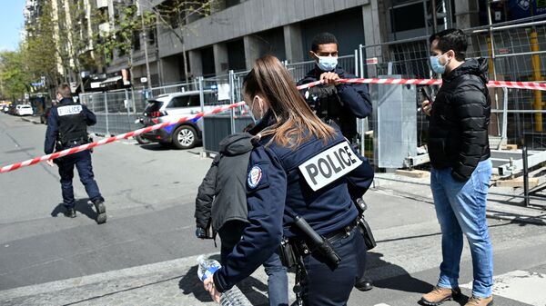 Cảnh sát Pháp phong tỏa khu vực gần Bệnh viện Henry Dunant ở Paris. - Sputnik Việt Nam