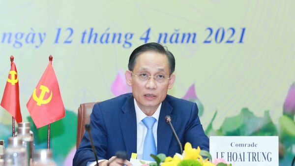 Đồng chí Lê Hoài Trung, Uỷ viên Trung ương Đảng, Trưởng Ban Đối ngoại Trung ương chủ trì Hội nghị.  - Sputnik Việt Nam