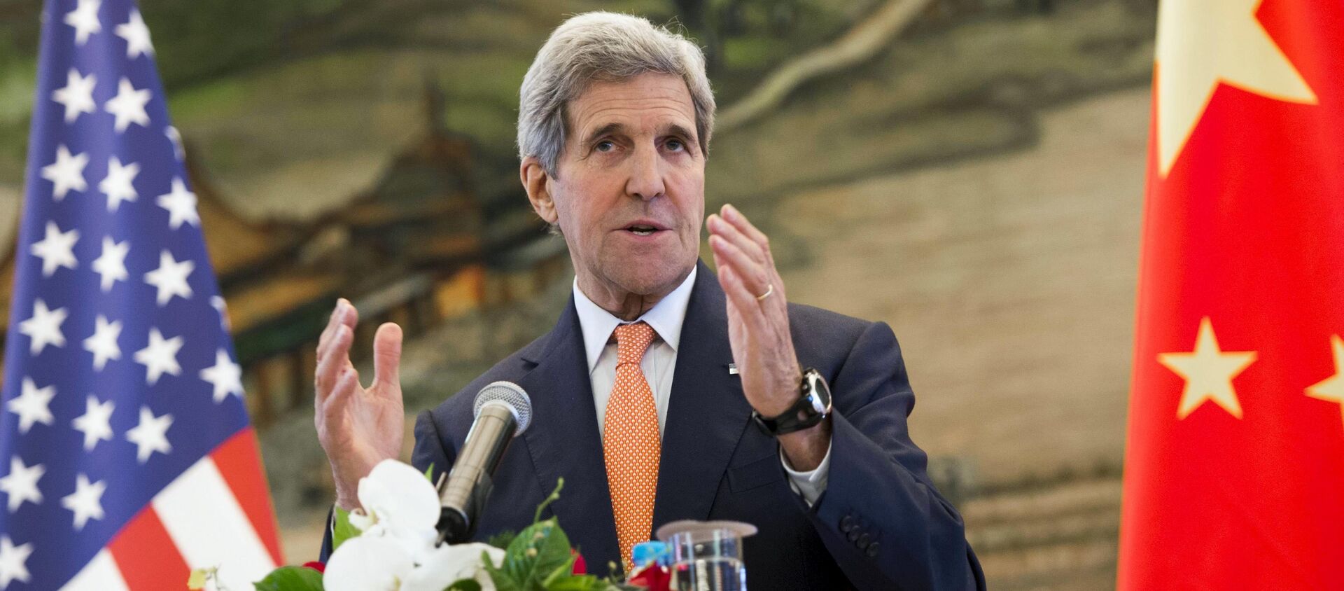 Ngoại trưởng Hoa Kỳ John Kerry phát biểu trong cuộc họp báo chung sau cuộc họp với Bộ trưởng Ngoại giao Trung Quốc Vương Nghị tại Bộ Ngoại giao ở Bắc Kinh, Trung Quốc ngày 16 tháng 5 năm 2015 - Sputnik Việt Nam, 1920, 20.04.2021