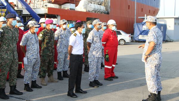 Các thành viên đội tìm kiếm chuẩn bị tìm kiếm tàu ​​ngầm Indonesia KRI Nanggala-402 mất tích - Sputnik Việt Nam