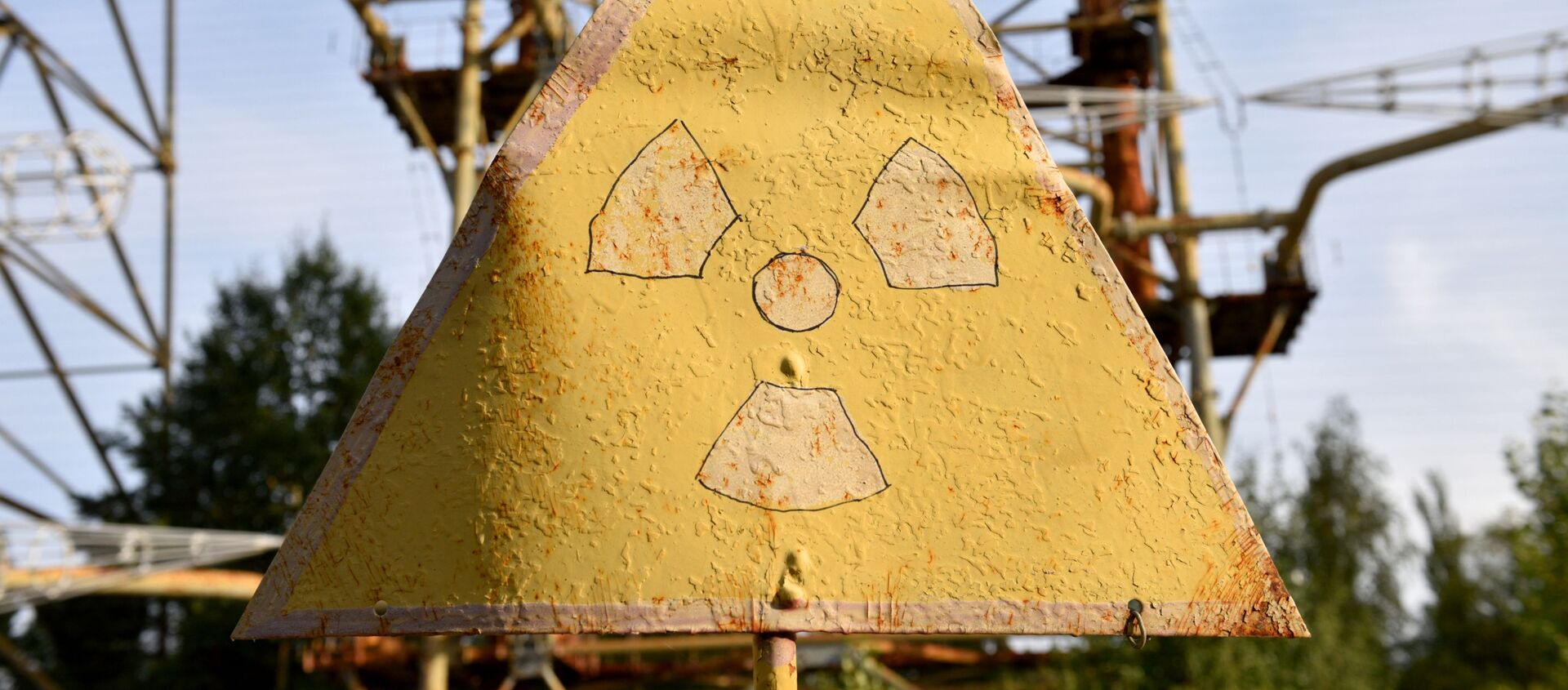 Bảng hiệu cảnh báo bức xạ trong khu vực loại trừ của nhà máy điện hạt nhân Chernobyl. - Sputnik Việt Nam, 1920, 26.04.2021