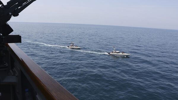 Ca nô Iran tiến gần tàu của Mỹ ở Vịnh Ba Tư - Sputnik Việt Nam