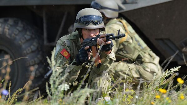 Quân nhân Kyrgyzstan tham gia cuộc tập trận chỉ huy và tham mưu quân sự chống khủng bố của lực lượng vũ trang các quốc gia thành viên SCO Sứ mệnh hòa bình - 2018 tại bãi tập ở Chebarkul - Sputnik Việt Nam