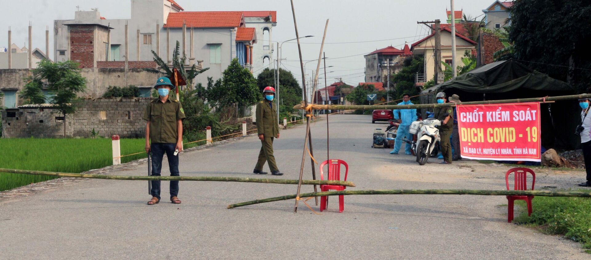 Lực lượng chức năng lập 5 chốt phong tỏa thôn Quan Nhân, xã Nhân Đạo, huyện Lý Nhân nới ở bệnh nhân COVID-19. - Sputnik Việt Nam, 1920, 19.05.2021