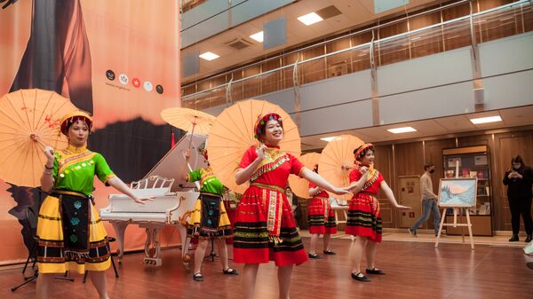 Sinh viên Việt Nam du học Nga biểu diễn điệu múa  - Sputnik Việt Nam