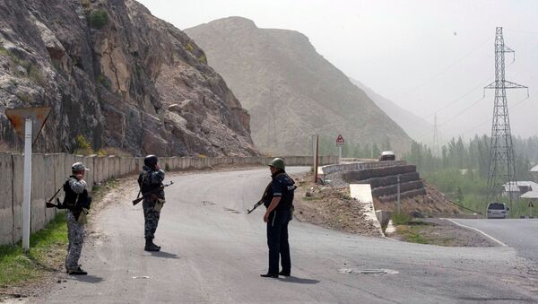Quân nhân và cảnh sát Kyrgyzstan tại làng Kok-Tash trên biên giới giữa Kyrgyzstan và Tajikistan. - Sputnik Việt Nam