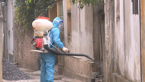 Lực lượng y tế phun khử khuẩn xung quanh nhà bệnh nhân 2063 ở xã Yên Phú - Sputnik Việt Nam