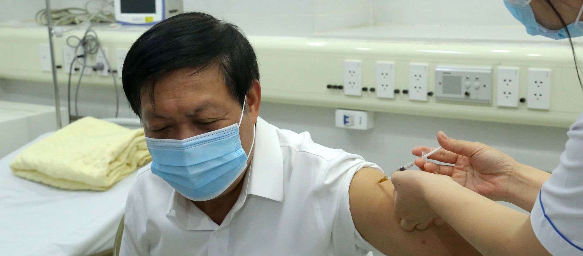  Thứ trưởng Bộ Y tế Đỗ Xuân Tuyên được tiêm vaccine phòng COVID-19. - Sputnik Việt Nam, 1920, 07.05.2021