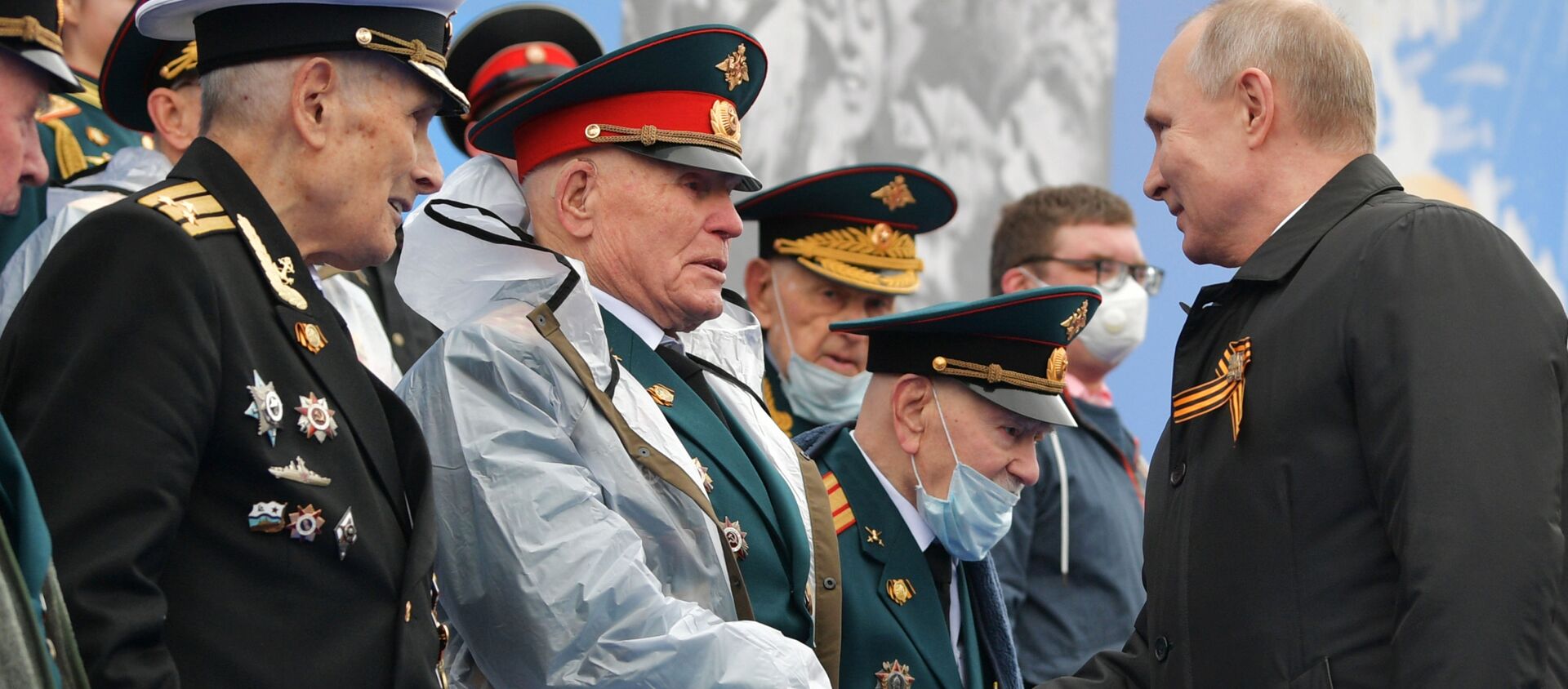 Tổng thống Nga Vladimir Putin và các cựu chiến binh trước khi bắt đầu cuộc diễu binh kỷ niệm 76 năm Chiến thắng trong Chiến tranh Vệ quốc vĩ đại 1941-1945 trên Quảng trường Đỏ ở Moskva - Sputnik Việt Nam, 1920, 12.05.2021